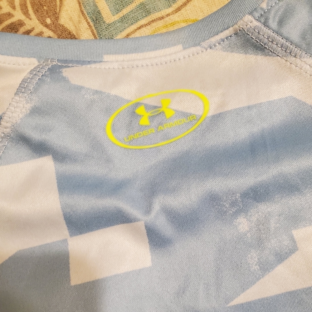 **Bundle** 2 Under Armour Shirts - Picture 7 of 7